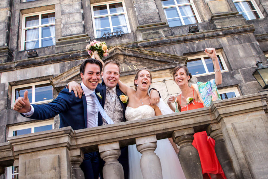 Trouwfoto op het bordes van het stadhuis van Den Bosch