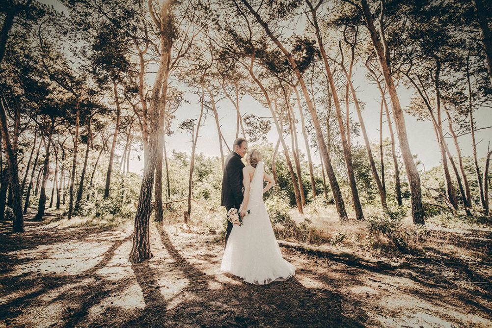 Bruidspaar in bossen Rosmalen tijdens fotosessie