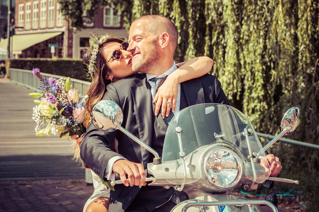 Trouwfoto op scooter Den Bosch - Bruidsfotograaf Vincent Rijkers