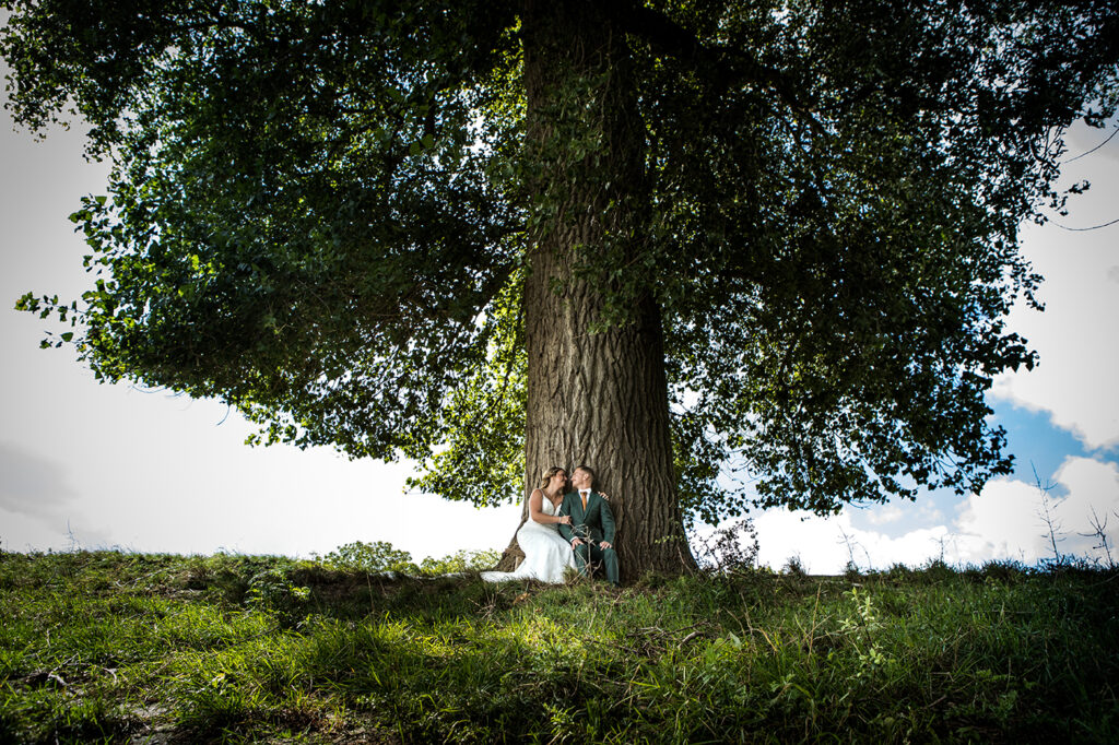 Trouwen onder boom buiten trouwfotografie trouwfotograaf