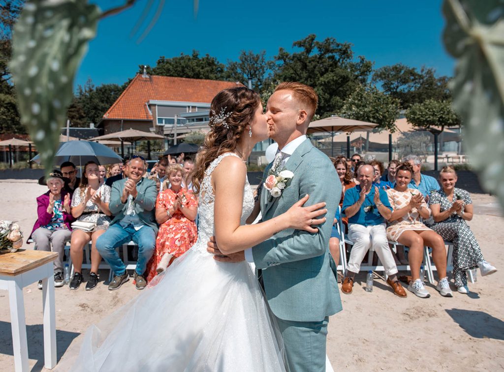 de eerste kus, bruiloft bij IJM in Vught